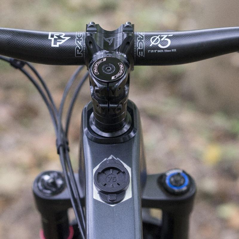 76 Projects Enduro Mount GPS Mount auf schwarzem Fahrrad